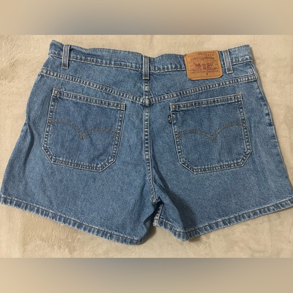 Vintage Black Label Levi’s Woman’s Classic Blue Denim Shorts - Picture 2 of 8